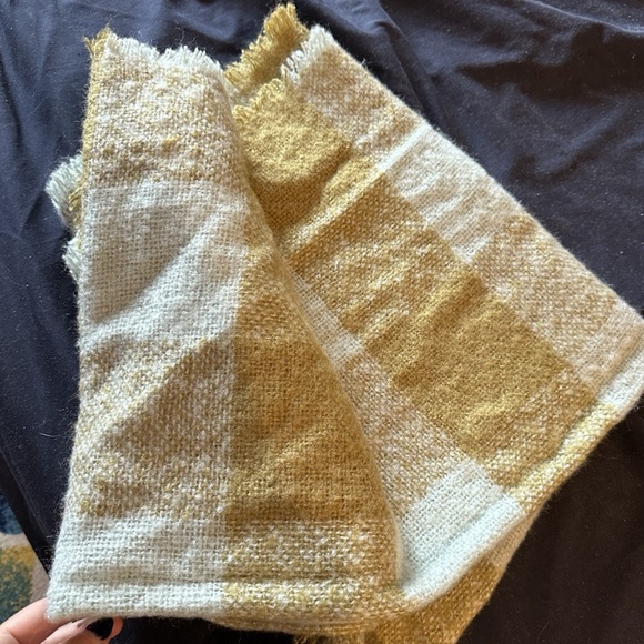 Universal Threads Green White Plaid Blanket Scarf with Fringe 74" x 28" - Picture 3 of 3